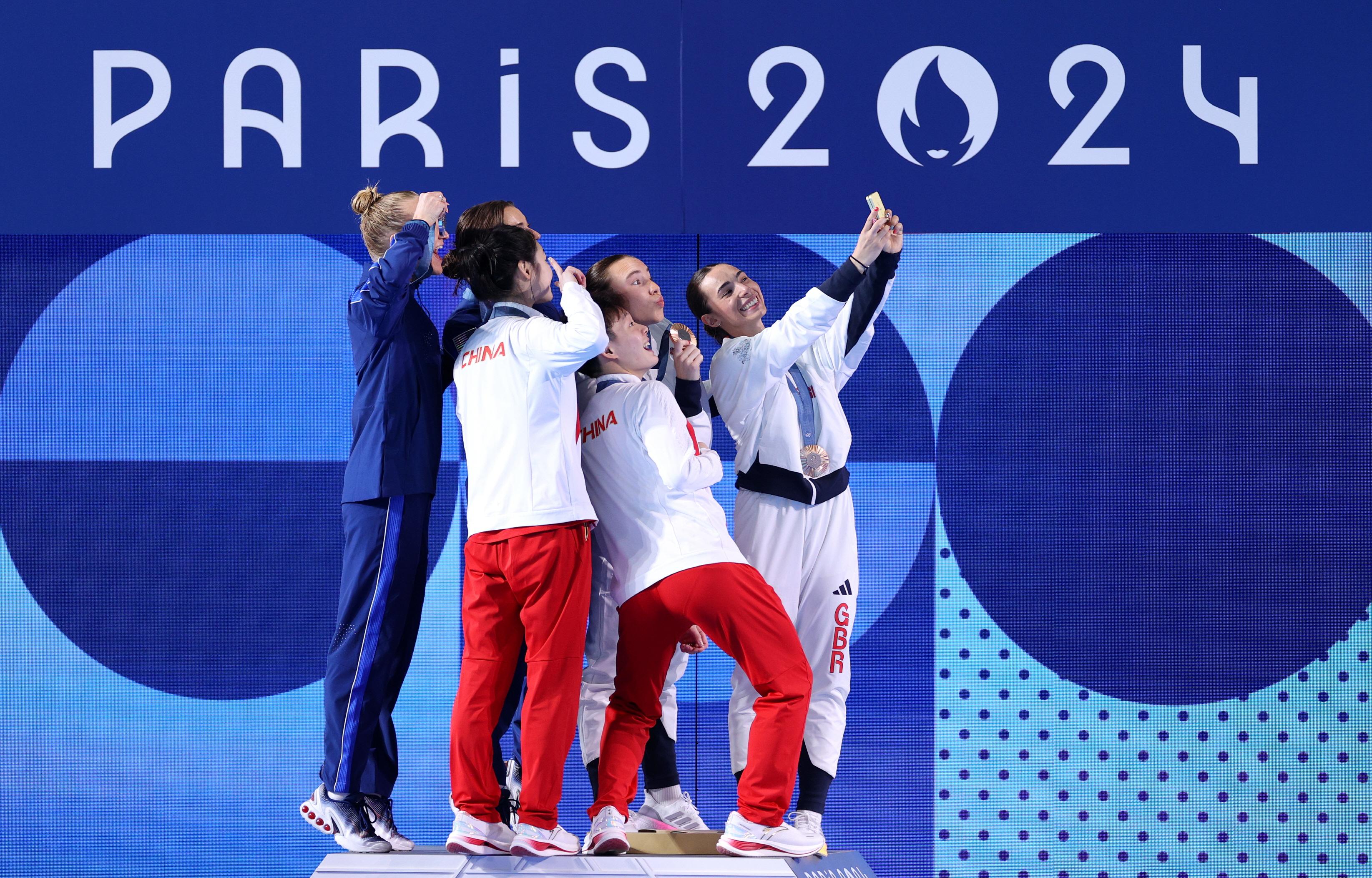 Paris 2024’ün ilk madalya sevinci Galaxy Z Flip6 Olimpiyat özel sürümüyle çekilen Zafer Selfie’leriyle ölümsüzleşti.