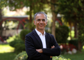 Aynı karedeki acı ve eğlence vicdanları yaraladı! Yangın sonrası tatilcilerin tavrı toplumsal duyarlılığı sorgulattı!