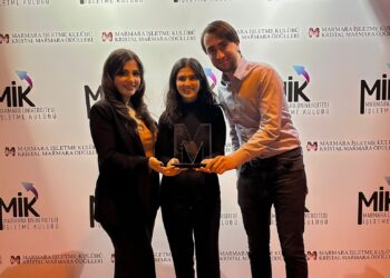 Tavuk Dünyası, Kristal Marmara Ödülleri’nde ikinci kez “Yılın En İyi Restoran Zinciri” seçildi.