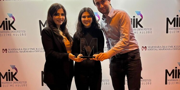 Tavuk Dünyası, Kristal Marmara Ödülleri’nde ikinci kez “Yılın En İyi Restoran Zinciri” seçildi.