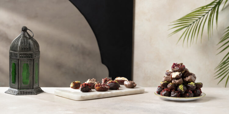 Şekerci Cafer Erol’dan Ramazan ayına özel çikolatalı hurma ve güllaç.