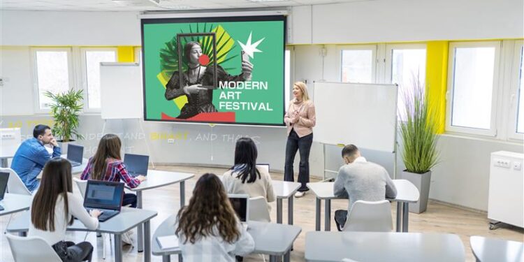 Panasonic, dünyanın en küçük ve en parlak 8.000lm VMZ82 serisi projektörlerini sergiliyor.