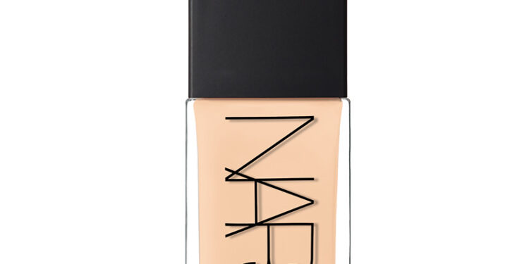 NARS, Light Reflecting Foundation ve Natural Radiant Longwear Foundation ile kalıcı ve parlak bir cilt makyajı sunuyor.