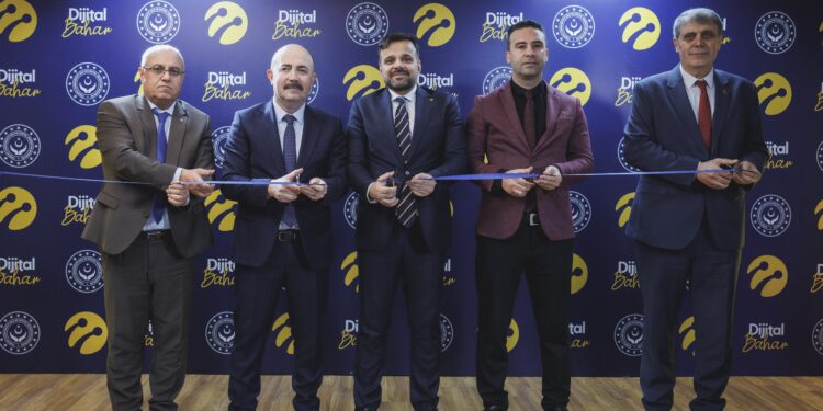 Turkcell, huzurevlerinde teknoloji odaları açmaya devam ediyor.