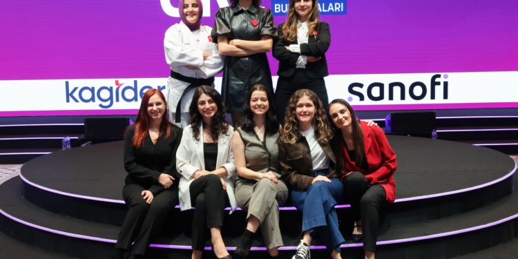 Geleceğin Kadın Liderleri ilham buluşmalarında kadınların başarı öyküleri herkesi duygulandırdı.