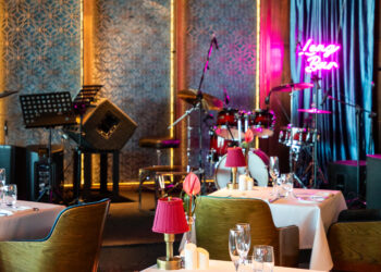 Long Bar Live geceleri Nisan programlarıyla devam ediyor.