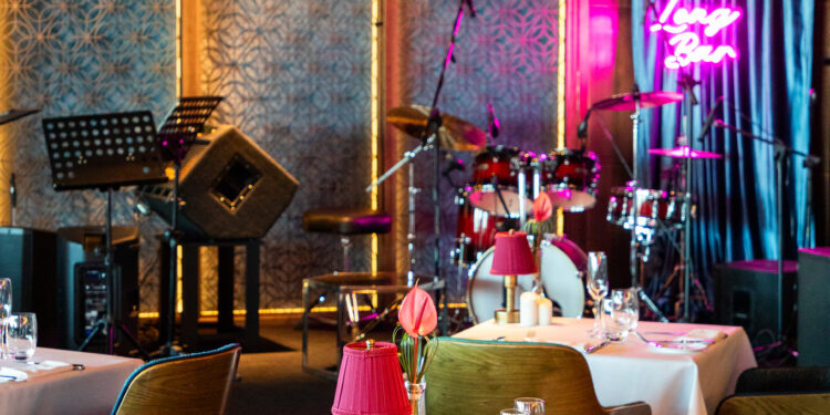 Long Bar Live geceleri Nisan programlarıyla devam ediyor.