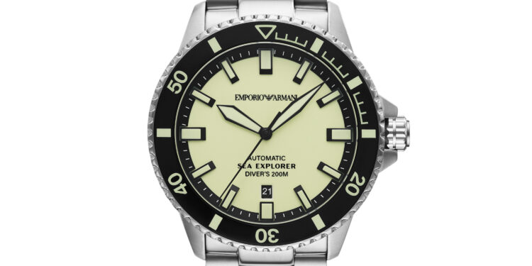 Emporio Armani ile her keşifte şıklığınızı yansıtın.