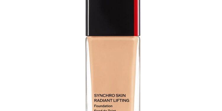 Shiseido Synchro Skin Radiant Lifting Foundation ile pürüzsüz bir cilde kavuşun.