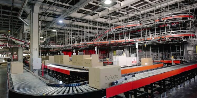 DeFacto, akıllı depo tatırımlarıyla lojistikte sürdürülebilir bir geleceğe yatırım yapıyor.