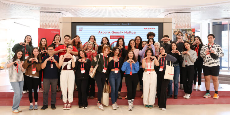 Akbank, 19 Mayıs’ı Akbank Gençlik Haftası’nda gençlerle birlikte kutladı.