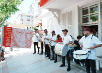 Kahve Dünyası 19 Mayıs coşkusunu Kadıköy sokaklarına taşıdı.