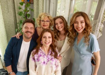 Merakla beklenen “Sihirli Annem: Hepimiz Biriz” filminden ana afiş paylaşıldı.