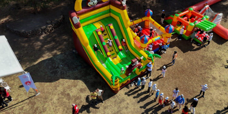 DeFacto, Aile ve Sosyal Hizmetler Bakanlığı’nın koruması altındaki çocuklara rengarenk bir bayram yaşattı.