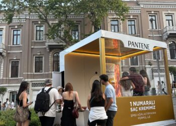 Pantene’in saçları ağırlaştırmayan bakımı, Akaretler’de!