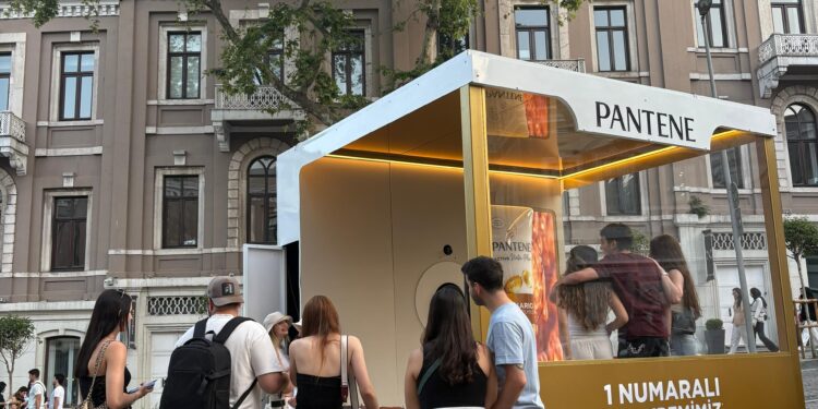 Pantene’in saçları ağırlaştırmayan bakımı, Akaretler’de!
