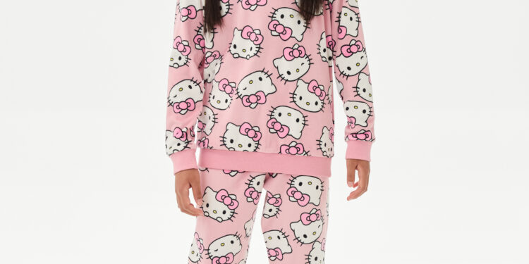 Miniklerin yaz günlerine renk katan konfor: Marks & Spencer lisanslı çocuk koleksiyonu.