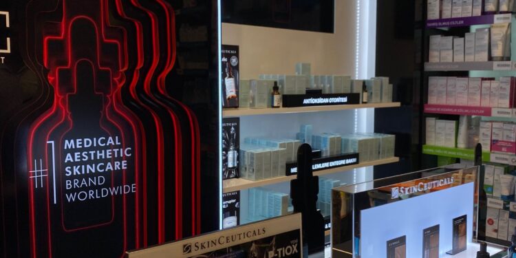 SkinCeuticals’ın Türkiye’deki üçüncü flagship noktası Ankara’da Effect Eczanesinde açıldı!