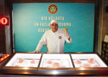 Kahve Dünyası, dondurma ustası Gökhan Şahin ile Guinness World Records™’a adını yazdırdı.
