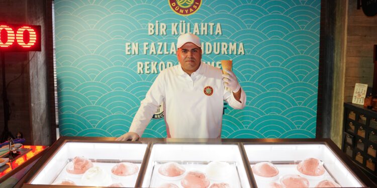 Kahve Dünyası, dondurma ustası Gökhan Şahin ile Guinness World Records™’a adını yazdırdı.