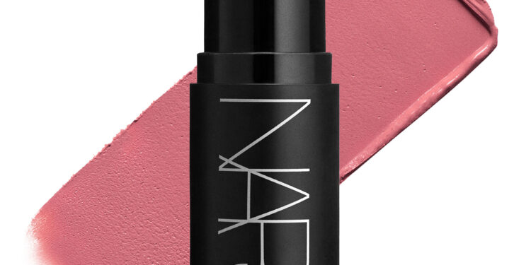 NARS, yıldız ürünü The Multiple Stick ile yanak, göz ve dudaklarda etkileyici bir görünüm yaratıyor.