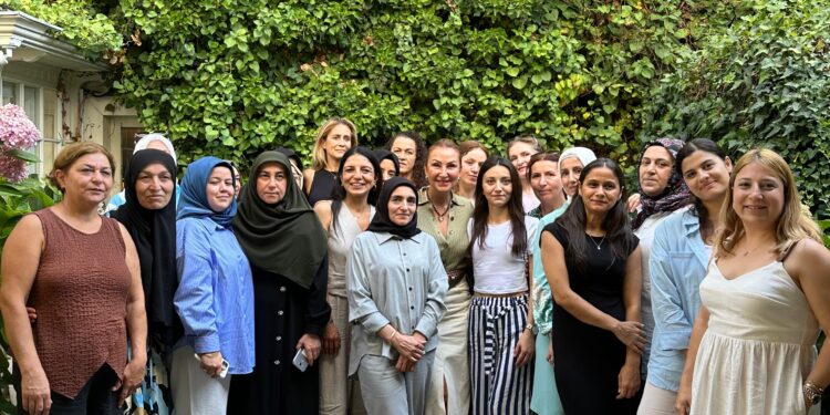 Koton Ev Kadınları Projesi ile kadınlara destek olmayı sürdürüyor.