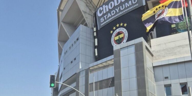 ‘Chobani’ tabelası Fenerbahçe Stadı’na asıldı.