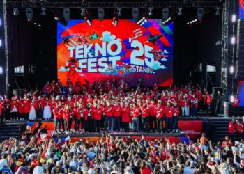 Gökyüzünde Heyecan, Yerde Coşku: 