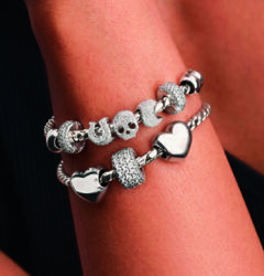 Pandora’dan yeni Mini Charms koleksiyonu Pandora’dan “Mini” dokunuşlar, büyük anlamlar.