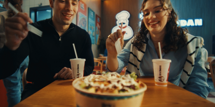 Usta Dönerci’de geleneksel döner, modern yorumlarla buluşuyor: “Tanıdık Lezzetin Yenisi”.