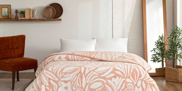 Yaşam alanlarına sıcak bir dokunuş. TAÇ, yeni koleksiyonuyla evinize yumuşacık, sıcak ve huzur dolu bir atmosfer getiriyor.