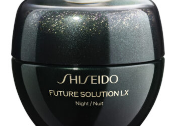 Shiseido Future Solution LX ile yenilenmiş bir cilt.