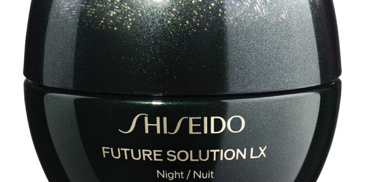 Shiseido Future Solution LX ile yenilenmiş bir cilt.