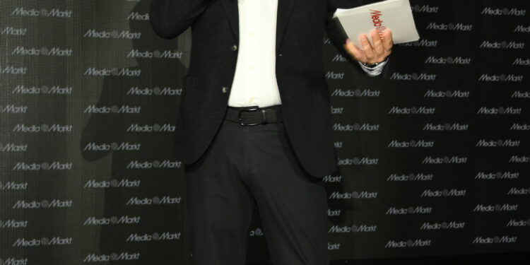 MediaMarkt’ın rengârenk Şahane Cuma’sını Ezgi Mola ve Berk Keklik (Uberkuloz) başlattı.