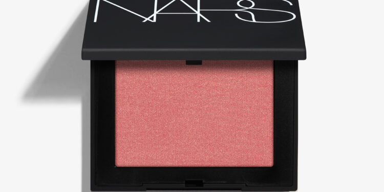 NARS’tan ikonik Talc-Free Allık: yenilenen dokusuyla kusursuz renk.