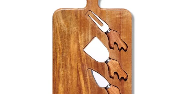 Korkmaz Akasya Koleksiyonu yeni yıl sofralarına şıklık katıyor.