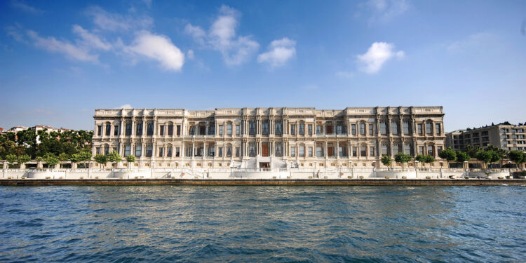 Tarihin ihtişamını modern misafirperverlikle harmanlayan ikonik Çırağan Sarayı, Kempinski yönetiminde 35. yılını kutluyor.