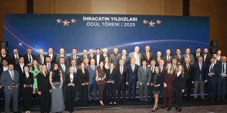 Ege ihracatının yıldızlarının gurur gecesi 2025 ihracatının yıldızları ödüllerine kavuştu.