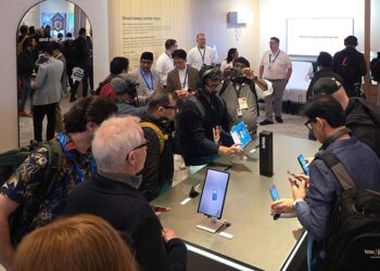 Bakıma Eşlik Eden Yapay Zekâ Dostu, ailenin zindeliğini ve güvenliğini sağlıyor.