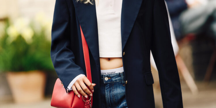 Tommy Hilfiger yeni bir öz ifade dalgasıyla Tommy Jeans ilkbahar 2026 kampanyasını Londra’ya getiriyor.