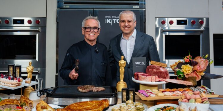 Karaca üç yıldır yıldızlarla aynı sofrada.