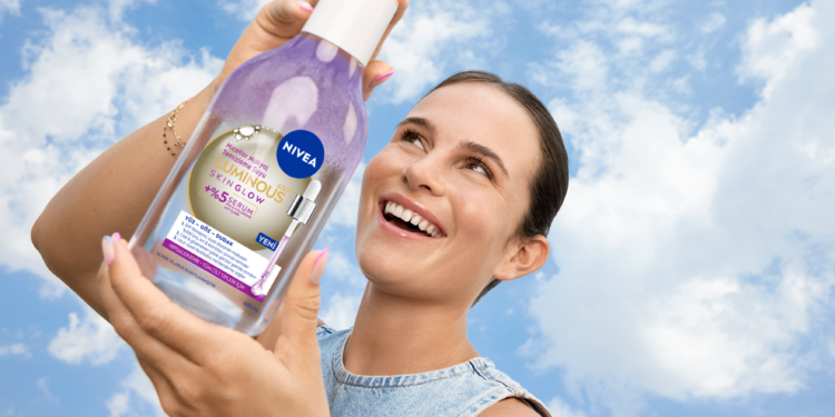 Cam ciltten ilham alan parlaklık, yeni NIVEA Skin Glow ile parlak cilt rutini. 