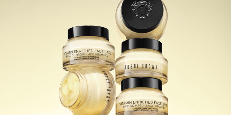 Bobbi Brown ile ışıltılı ve bakımlı cilt görünümü.