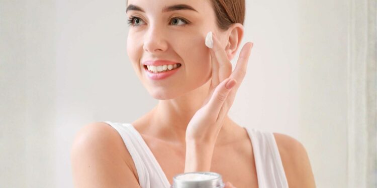 Bazı kremler gün içinde neden gözümüzü yakar?