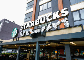 Starbucks işaret dili konseptli mağazalarını yaygınlaştırıyor.