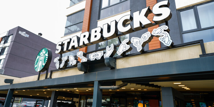 Starbucks işaret dili konseptli mağazalarını yaygınlaştırıyor.