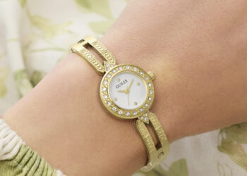 GUESS Cassidy ile ışıltı stilinin bir parçasına dönüşüyor.