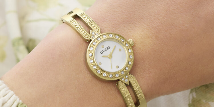 GUESS Cassidy ile ışıltı stilinin bir parçasına dönüşüyor.