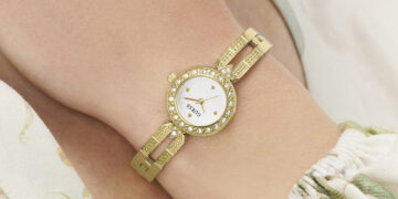 GUESS Cassidy ile ışıltı stilinin bir parçasına dönüşüyor.