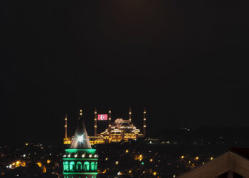 Hayatın yüzde 60’ı karanlıkta geçiyor HONOR’la fotoğraf deneyimi artık gece başlıyor.